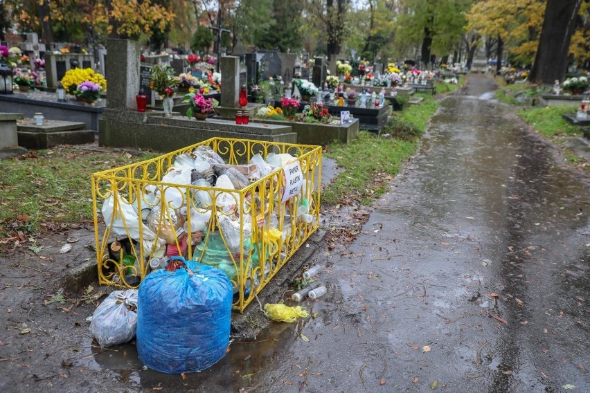 Tak wyglądają śmietniki na cmentarzu Rakowickim
