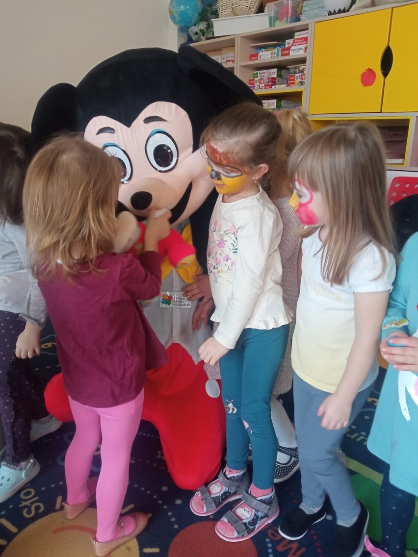 Językowa Akademia Przedszkolaka z Kielc świętowała Dzień Postaci z Bajek. Dzieci odwiedziła Myszka Miki i Królik Bugs. Zobacz zdjęcia
