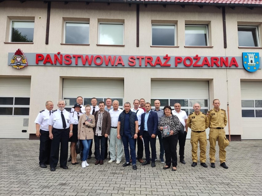 Delegacja z Mołdawii i pleszewscy strażacy przed Komendą...