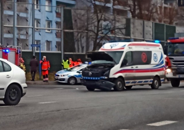 Do wypadku karetki doszło na skrzyżowaniu w Jaworznie. Karetka jechała na sygnale