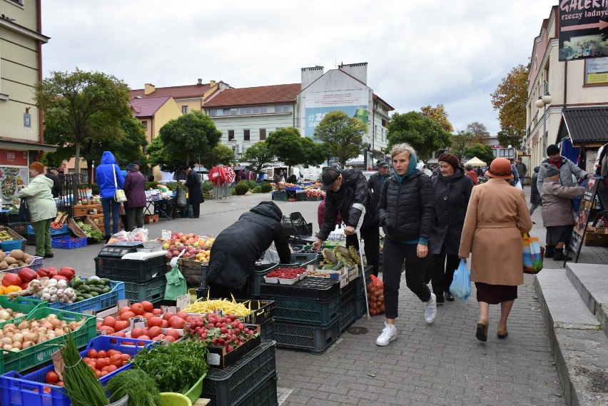 Na chełmskim bazarze króluje jesień. Sprawdziliśmy ile obecnie kosztują owoce i warzywa