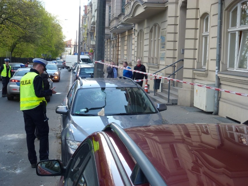 Z siedziby ZTM Poznań odpadł gzyms. Uszkodził samochody