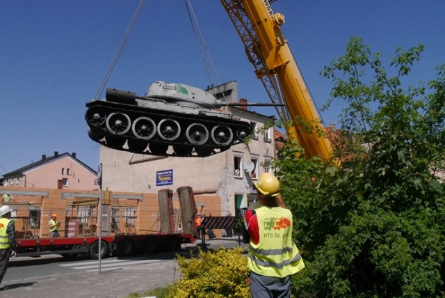 Czołg zniknął z centrum Scinawy. Teraz przejdzie renowację by znów trafic nad Odrę