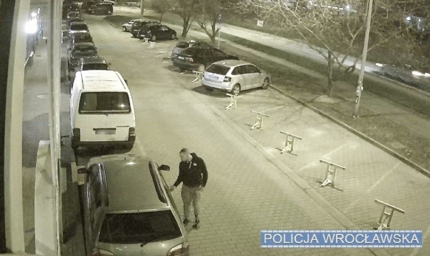 Oto podpalacze aut z Wrocławia. Szuka ich policja. Zobacz zdjęcia! 