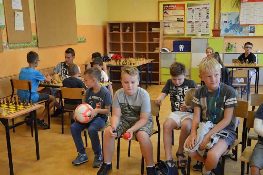 Wakacje z szachami i warsztaty profilaktyczne dla dzieci w Ostrowcu [ZDJĘCIA]