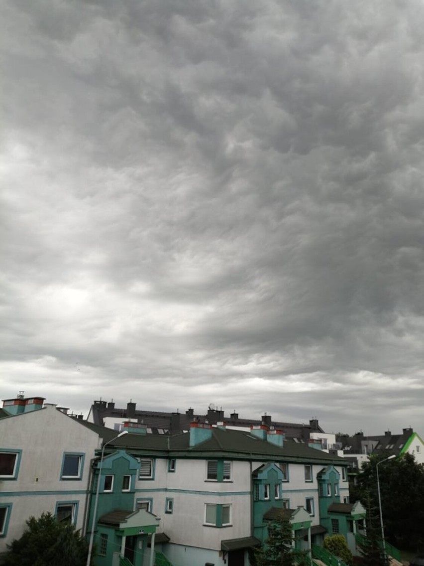 Niesamowite burzowo-deszczowe chmury nad Wrocławiem (ZOBACZ ZDJĘCIA)