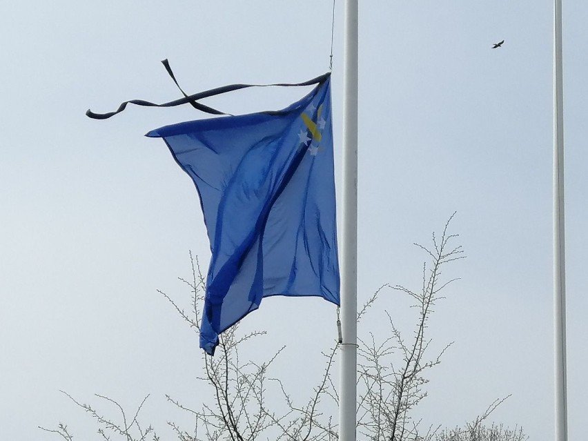 Flaga Goleniowa opuszczona do połowy. Urząd żegna Henryka Zajkę