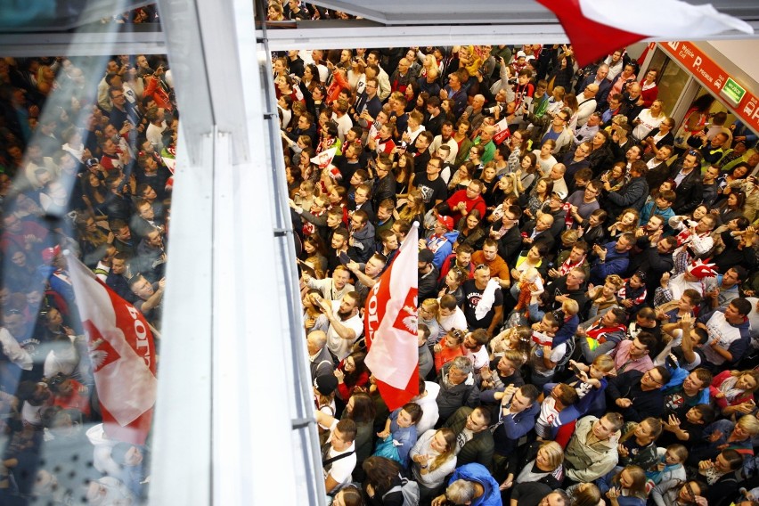 Powitanie siatkarzy na lotnisku w Warszawie. Tłumy kibiców...