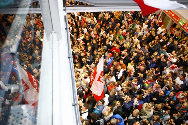 Powitanie siatkarzy na lotnisku w Warszawie. Tłumy kibiców przywitały Mistrzów Świata. Była orkiestra, śpiewy i flagi [ZDJĘCIA]