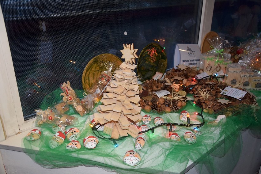 WTZ w Chodzieży po raz 18. prezentował i sprzedawał swoje świąteczne prace w sklepie "Arka" (FOTO)