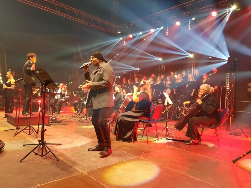 Piotr Rubik wraz z chórem, orkiestrą i solistami oczarował publiczność w Radomskim Centrum Sportu. Zobacz zdjęcia