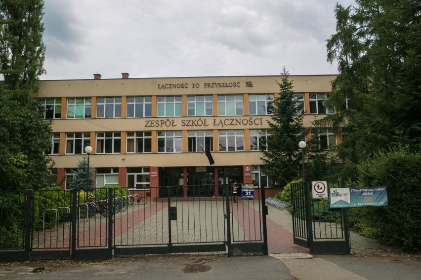 Kraków. Są przeciwko upychaniu ogromnego basenu na zielonym terenie szkoły