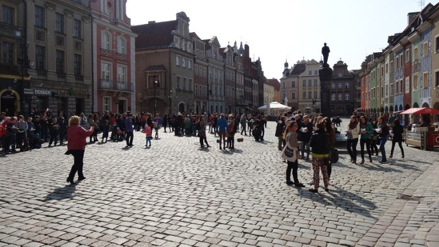 Puszczanie baniek na Starym Rynku