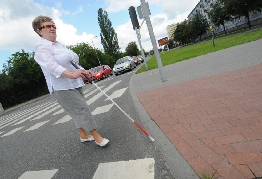 Niewidomi w Obornikach. Planowana jest modernizacja przejść dla pieszych. Zdjęcia poglądowe ułatwień dla niewidomych