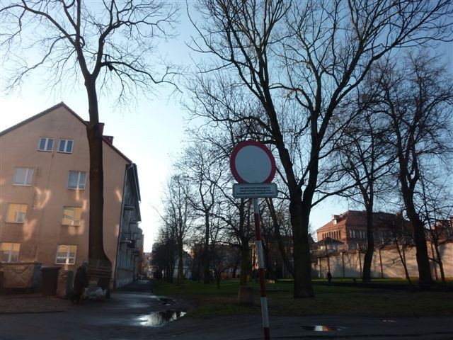 Znaki B1 na osiedlach w Malborku. Przedsiębiorca czuje się dyskryminowany przez ten zakaz