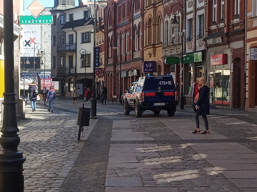 Strażacy z OSP Lębork informowali mieszkańców o obostrzeniach. W trakcie akcji pomogli kobiecie, która zasłabłą [ZDJĘCIA,WIDEO]