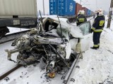 Zderzenie samochodu osobowego z pociągiem na przejeździe kolejowym w Dobromierzu pod Bydgoszczą [zdjęcia]