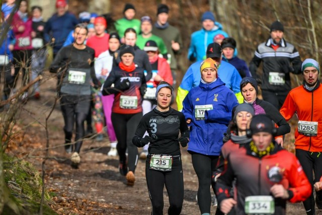 Kolorowa grupa biegaczy rywalizowała na dystansie 5 km w biegu City Trail rozgrywanym w gdyńskiej części Trójmiejskiego Parku Krajobrazowego