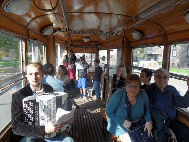 Mieszkańcy okolicznych miast chętnie wsiadali do zabytkowego tramwaju