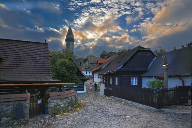 W Czechy ze Śląska dojedziemy bardzo szybko. 

Polecamy Morawy leżące w pobliżu granicy z Polską - a tam m.in. urocze miasteczko Štramberk, Muzeum Tatry w Koprzywnicy, miasto Příbor - centrum i muzeum Freuda, przełęcz Pustewny i dojście do pomnika Radegasta