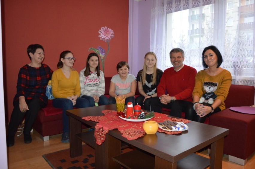 Myszków: Wicestarosta Mariusz Morawiec odwiedził Rodzinny Dom Dziecka. Najmłodszym przekazał prezenty [ZDJĘCIA]