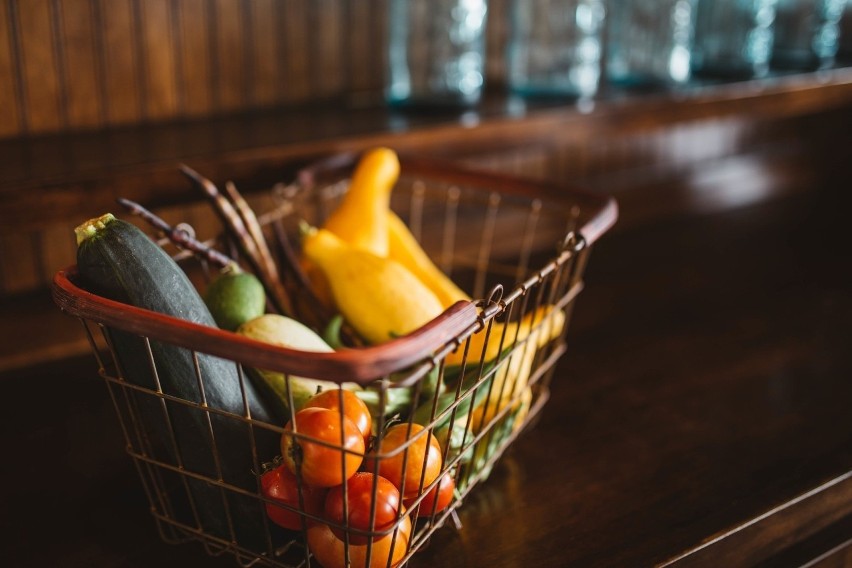 Listeria monocytogenes jest bakterią, która występuje...