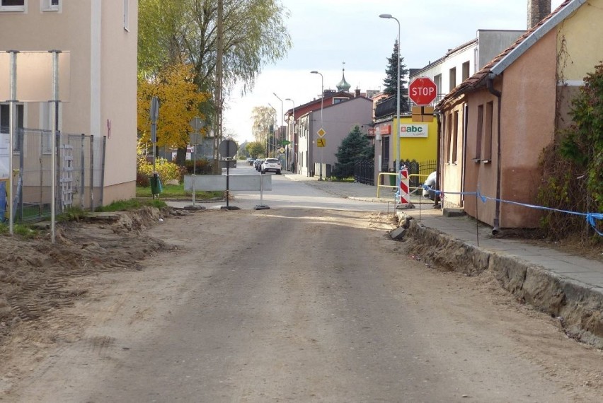 Kolejny etap rewitalizacji Malczewskiego. Trwa remont ulicy i chodnika