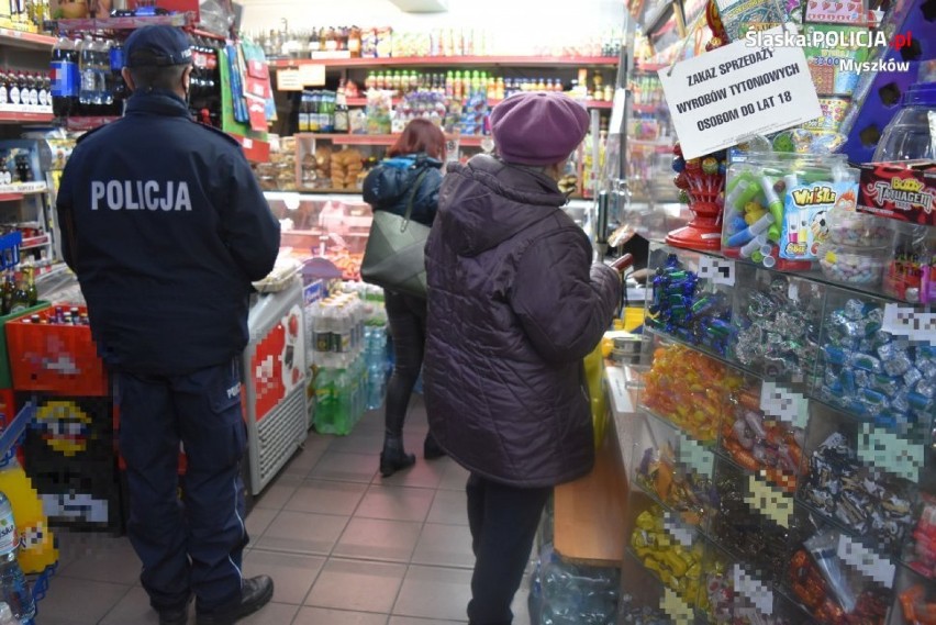 Policja i inspekcja sanepidu sprawdzali przestrzeganie zasad bezpieczeństwa w sklepach ZDJĘCIA