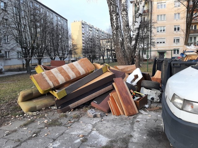 Sterty  gruzu, starych mebli, opon i innych śmieci zalegają między blokami przy ulicy Pocieszka 14, 20 i Warszawskiej 35 w Kielcach. Mieszkańcy skarżą się, że odpady nie trafiają do pojemników, choć te znajdują się obok a bałagan nie jest sprzątany od dawna.