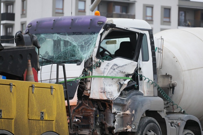 Warszawa. Autobus miejski zderzył się z betoniarką. Jedna osoba trafiła do szpitala