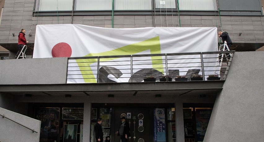 Nowe logo Stargardzkiego Centrum Kultury. Trapezoid w miejsce pegaza. Zielony zamiast błękitnego 