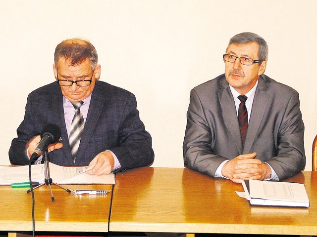 Prezydent podpisał ze Zbigniewem Skowrońskim (z prawej) umowę na sześć miesięcy, z wynagrodzeniem 7500 zł.