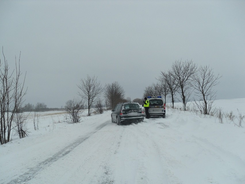 Człuchów. Półtorametrowe zaspy śniżne na drodze