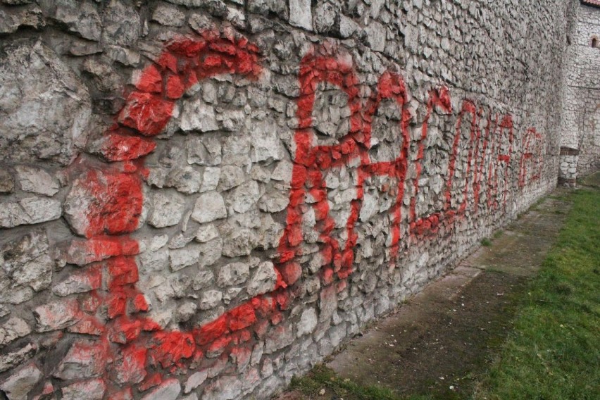 Wysokie na 1,5 i długie na 15 metrów graffiti namalowali na...