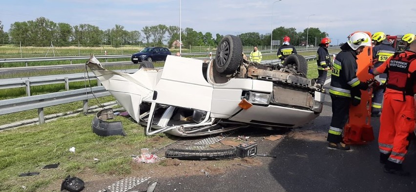 Cedry Małe: Wypadek na S7. Samochód osobowy najechał na auto obsługi technicznej drogi, która kosiła trawę. Utrudnienia w ruchu [ZDJĘCIA]