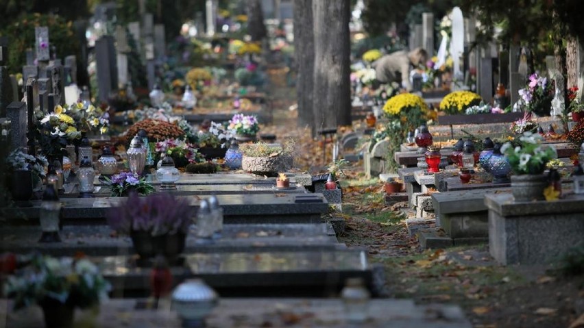 Piotr Krzystek mocno krytykuje decyzję o zamknięciu cmentarzy 
