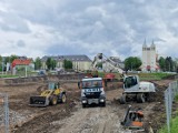 Budowa supermarketu Aldi w Opolu. Na plac budowy wjechał ciężki sprzęt. Jest już natomiast nowa droga, która ułatwi dojazd do sklepu