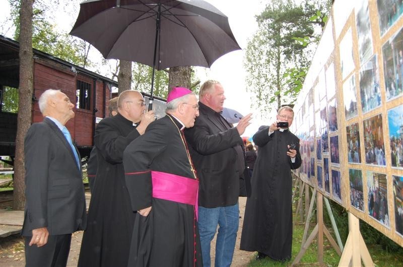 Szymbark. Nuncjusz apostolski Celestino Migliore posadził papieski dąb