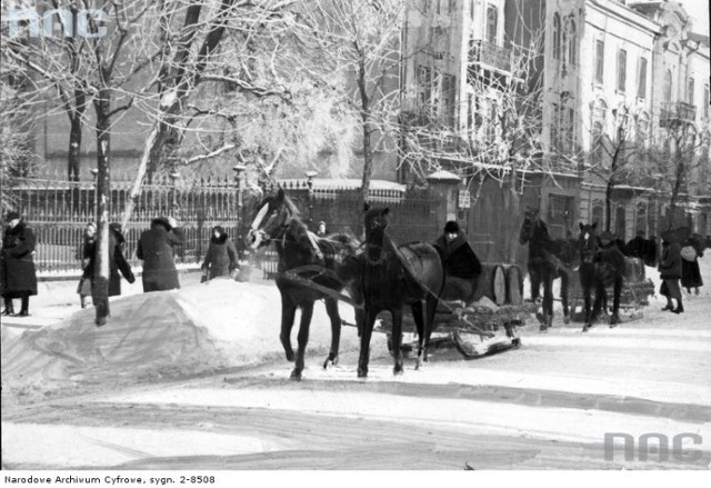 Lublin. Zaprzęgi z saniami na ulicy.
Data wydarzenia: 1940-02