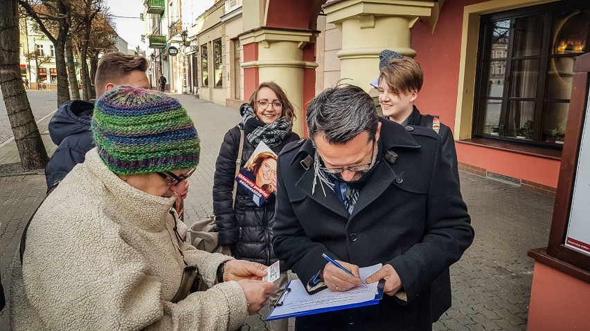 Leszno. Sztab Małgorzaty Kidawy – Błońskiej zaczął kampanię od zbiórki podpisów w centrum Leszna [ZDJĘCIA]