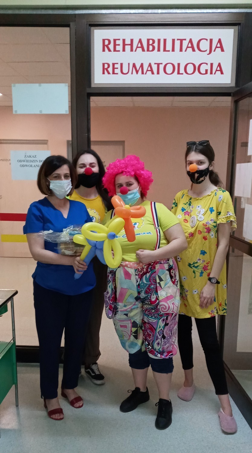 Fundacja Dr Clown podziękowała sieradzkim pielęgniarkom z okazji ich święta (zdjęcia)