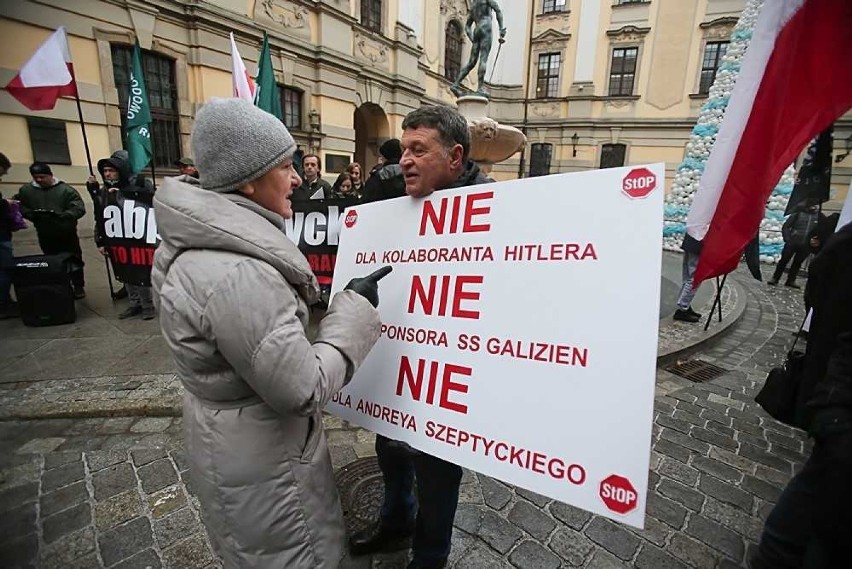 "Dziś tablica Szeptyckiego, niedługo pomnik Hitlera". Protest pod Uniwersytetem Wrocławskim