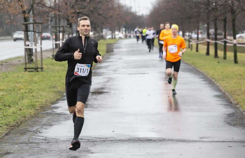 31. Warszawski Triathlon Zimowy 2020. Bieg, jazda na łyżwach i rowerze. Uczestnicy walczyli z warunkami pogodowymi [ZDJĘCIA]