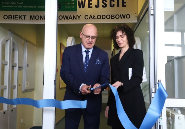 Uroczystego przecięcia wstęgi dokonali rektor uczelni Sławomir Bukowski oraz dyrektor biblioteki Beata Siebuła.