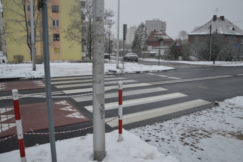 Wjazd z ulicy Powstańców na ul. Wiśniową jest zdaniem...