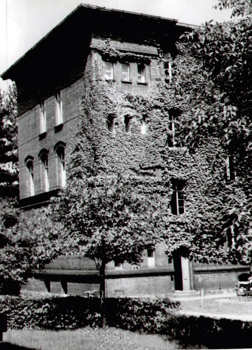 W 1922 roku szpital zmienił nazwę na Śląski Zakład...