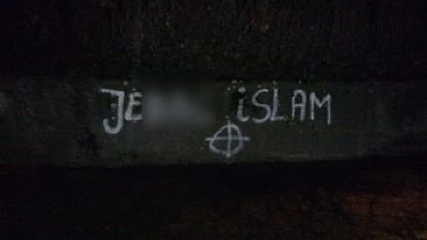 Bielsko-Biała: Fundacja Klamra zawiadamia o przestępstwie z nienawiści [ZDJĘCIA]