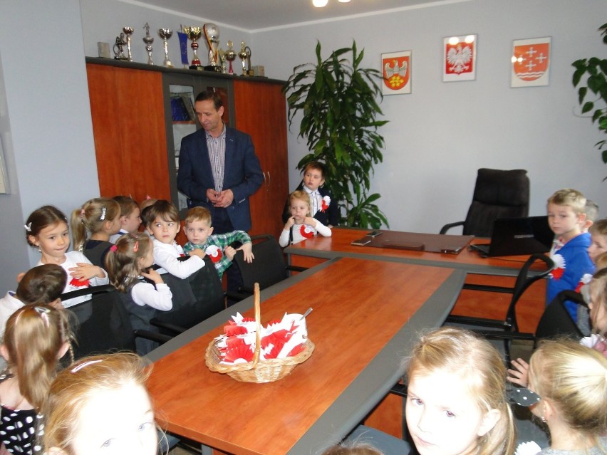 Dzieci z oddziału przedszkolnego w Konojadzie  złożyły wizytę w Urzędzie Gminy Kamieniec [ZDJĘCIA]
