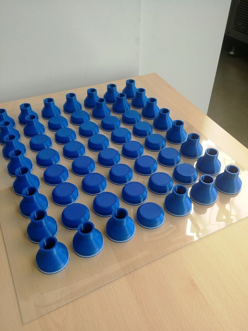 PWSZ w Chełmie wydrukowała i przekazała części do maseczek dla ratowników medycznych