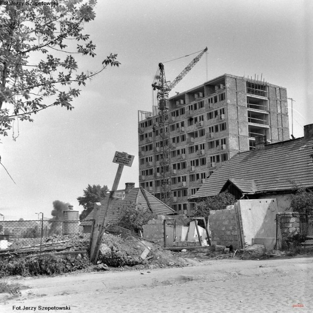 Wielkie osiedla mieszkaniowe, szpitale, szkoły, wiadukty, przebudowa ulic. Tak budowano Radom. Zobaczcie archiwalne fotografie.

>>>ZOBACZ WIĘCEJ NA KOELJNYCH SLAJDACH